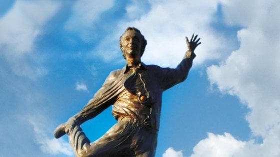 la statua di Roberto Benigni